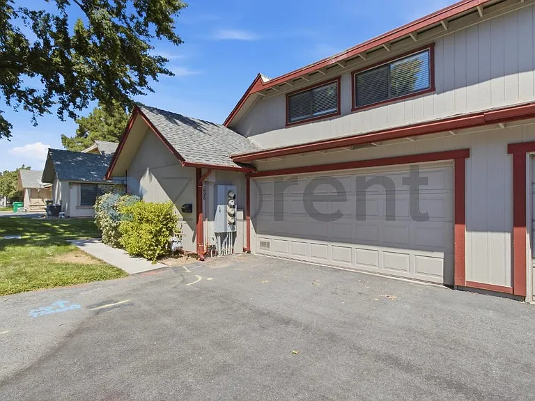 1696 London Cir — Photo 2