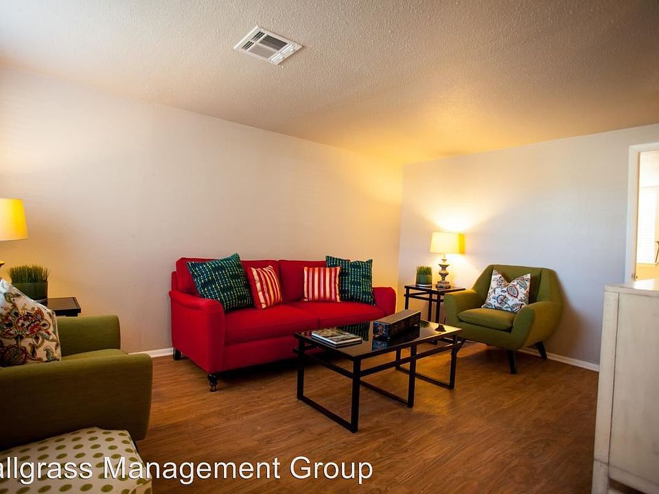 2nd image of 2528 E 6th St APT 3