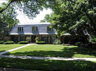 9730 Fieldcrest Dr, Omaha, NE 68114