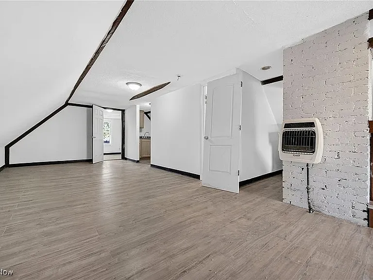 3557 W 32nd St #UP — Photo 11