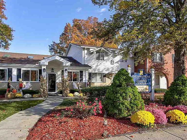 The Hamptons of Brownstown Apartments — Photo 8
