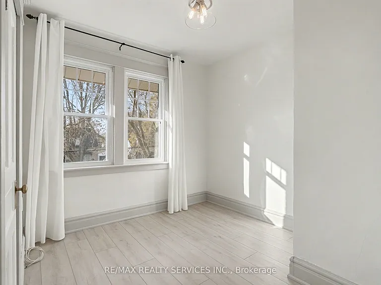 39 Fielden Ave — Photo 20