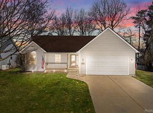 755 1st St, Fenton, MI 48430