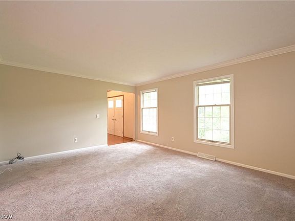 5th image of 382 Evergreen Ct