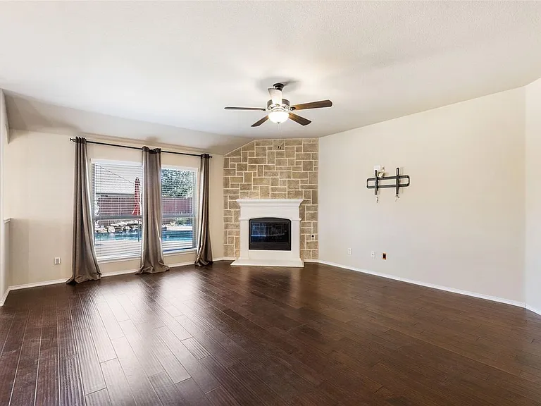 205 Whitman Dr — Photo 3