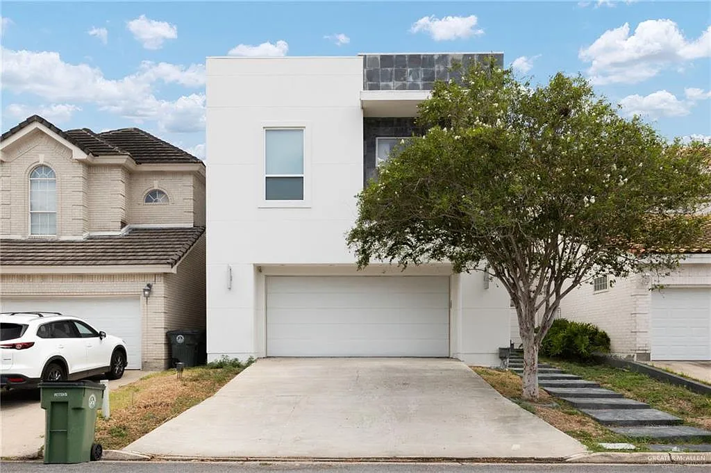 3 bed, 2.0 bath, 2940 sqft, $2,500 — Photo 2