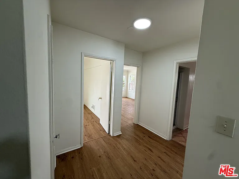 211 S Arnaz Dr #LOWER — Photo 25