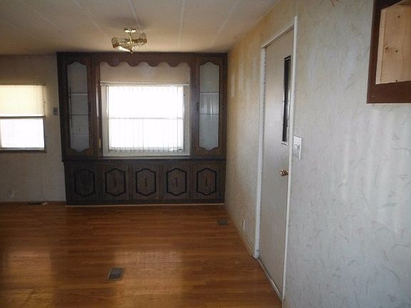 4th image of 421 Holly Park Dr