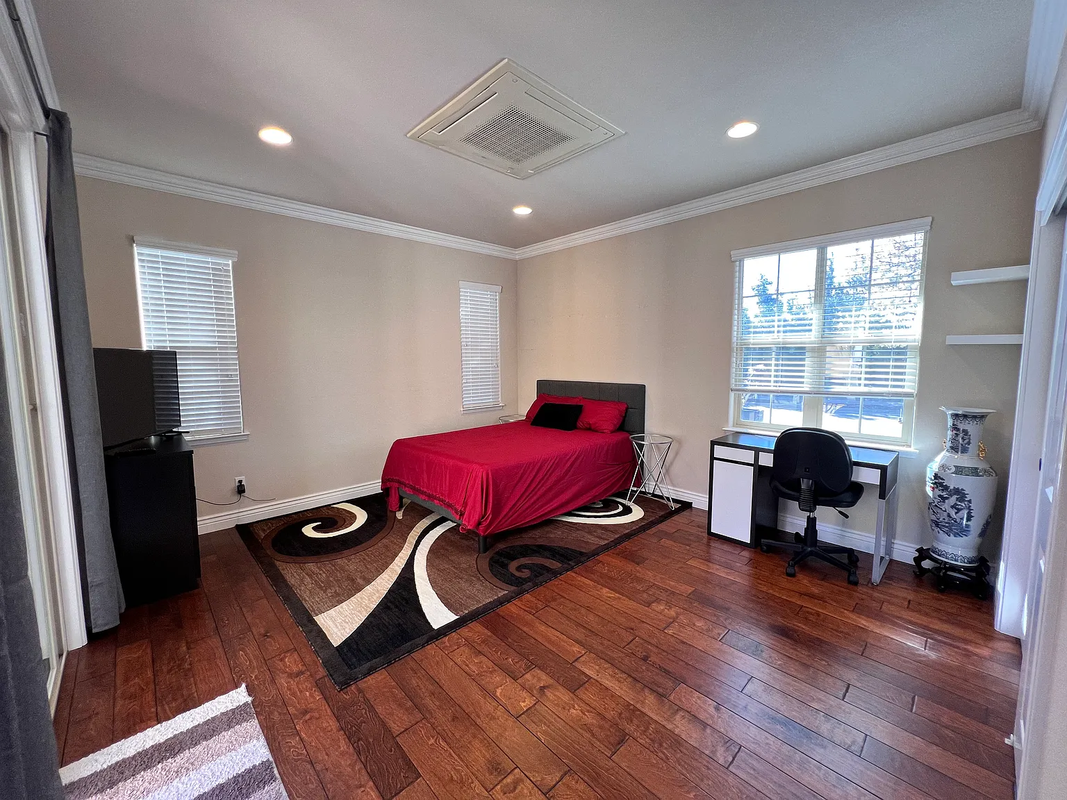 Studio, 4336 sqft, $1,250 — Photo 1