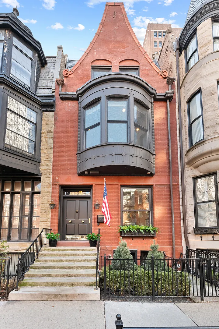 41 E Elm St photo 1