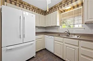 3 bed, 3.0 bath, 1969 sqft, $3,500 — Photo 3