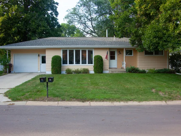 716 E 13th Ave, Mitchell, SD 57301