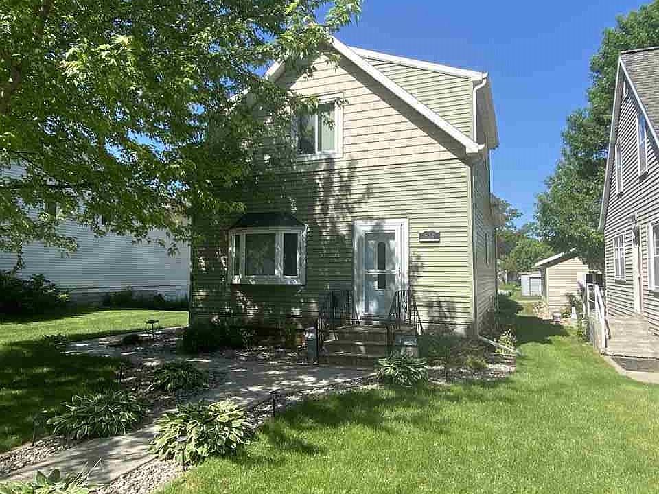 1st image of 624 1st Ave N