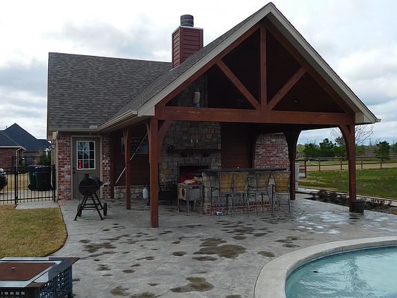 Outdoor Bar & Covered Patio