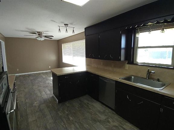 5th image of 1104 Comanche Dr