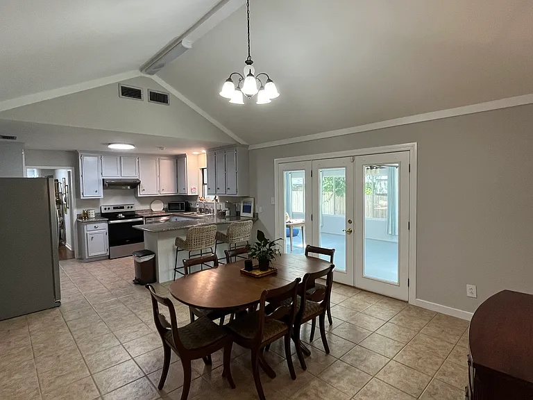 121 Spring Dr — Photo 8