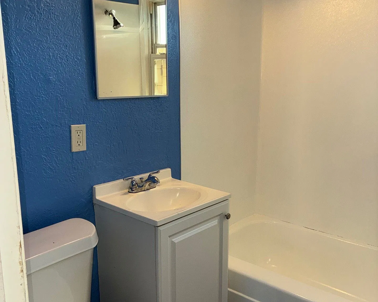 Charming 2-Bedroom Property in Prime Location — Photo 4