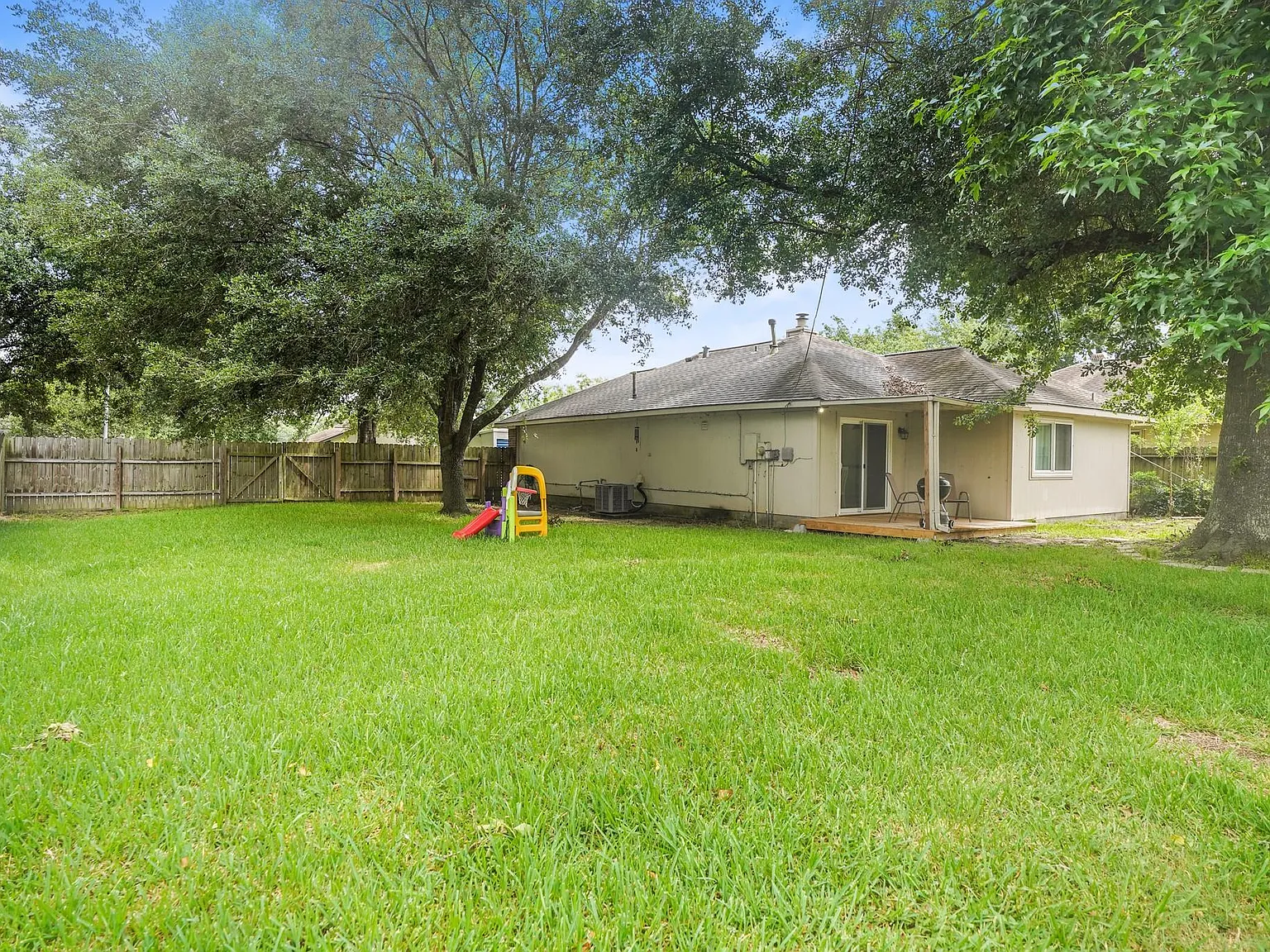 3 bed, 2.0 bath, 1340 sqft, $1,625 — Photo 3