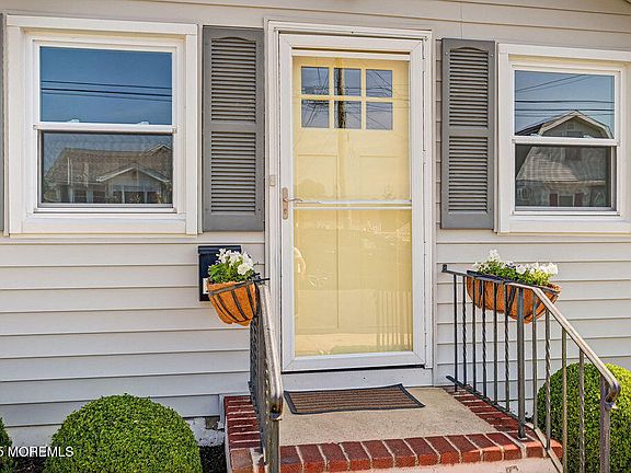 5th image of 139 Seabreeze Avenue