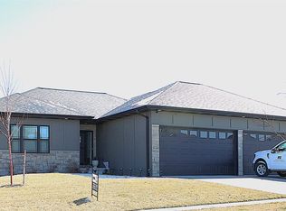 1046 N 107th St, Lincoln, NE 68527