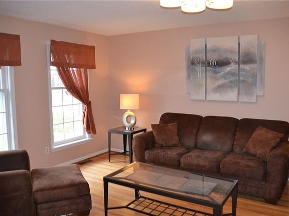3rd image of 118 Broadmoor Trl