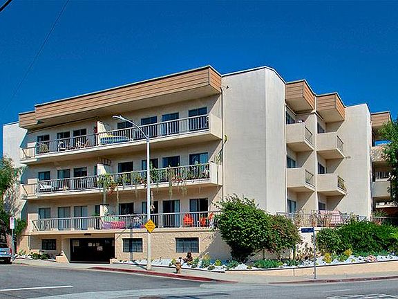 5th image of 612 S Barrington Ave APT 415