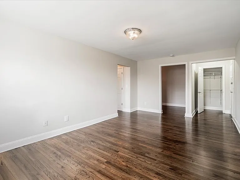 Whitehouse Apartments — Photo 9