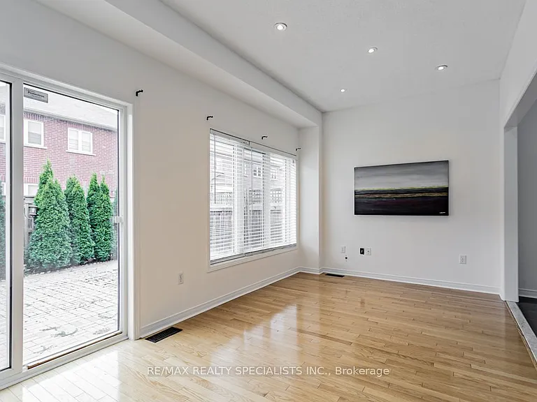 16 Evanwood Cres — Photo 8