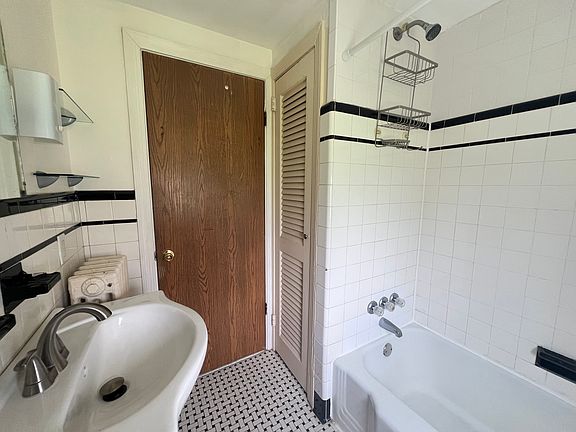 5th image of 8 Ryckman Ave Unit 4