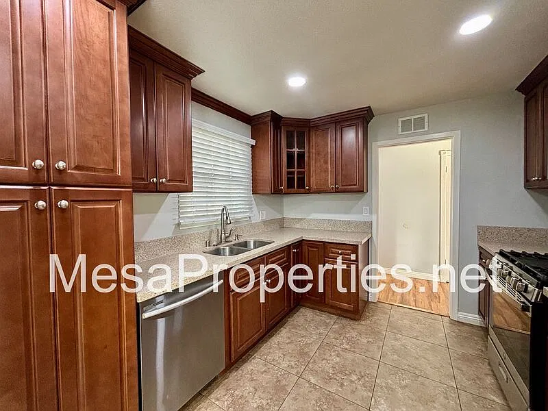 4 bed, 2.0 bath, 1396 sqft, $3,300 — Photo 4