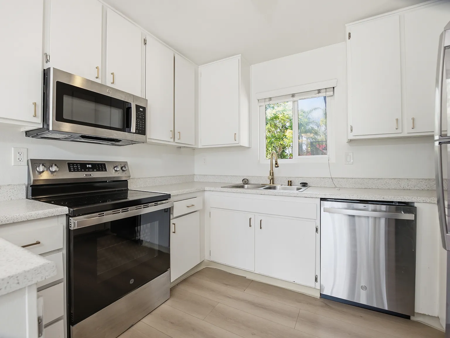 2 bed, 800 sqft, $2,250 — Photo 3