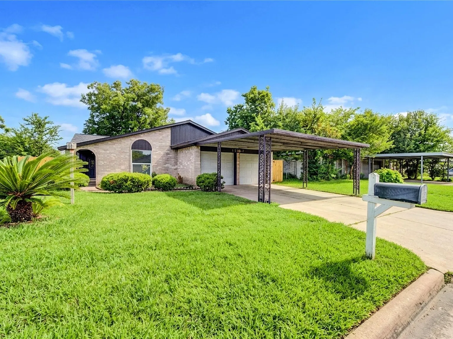 3 bed, 2.0 bath, 1362 sqft, $1,950 — Photo 2