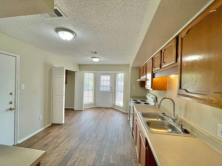 2416 Grasslands Dr — Photo 5