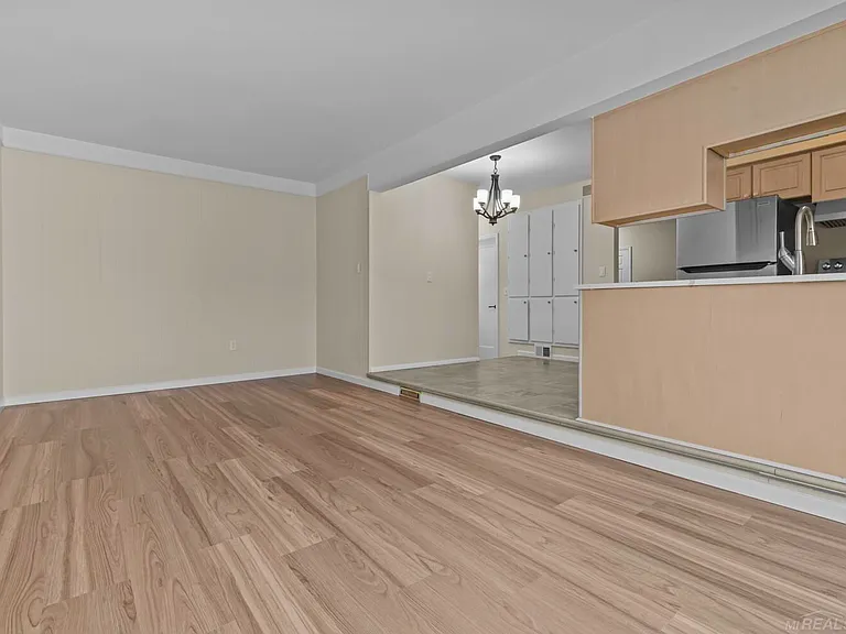 23729 Grove St — Photo 10