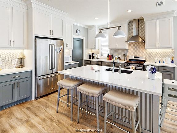 5th image of 297 & 299 Glade St S