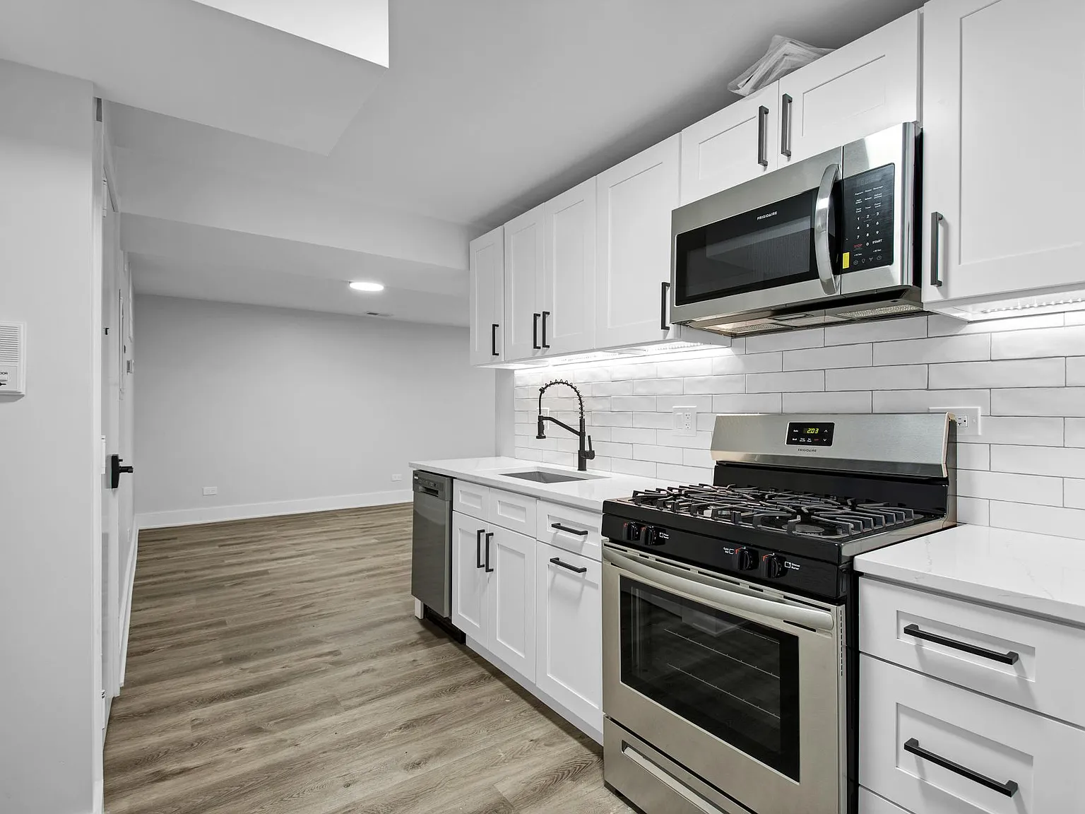 2 bed, 900 sqft, $2,150 — Photo 3