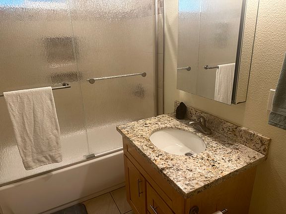 5th image of 648 Arrowhead Dr Room 6