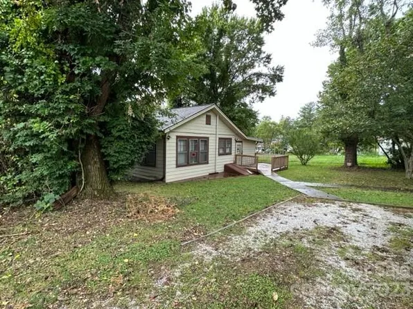 627 Edgewood Ave, Hendersonville, NC 28792