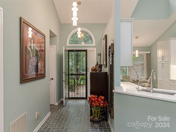 4th image of 100 Tartana Cir