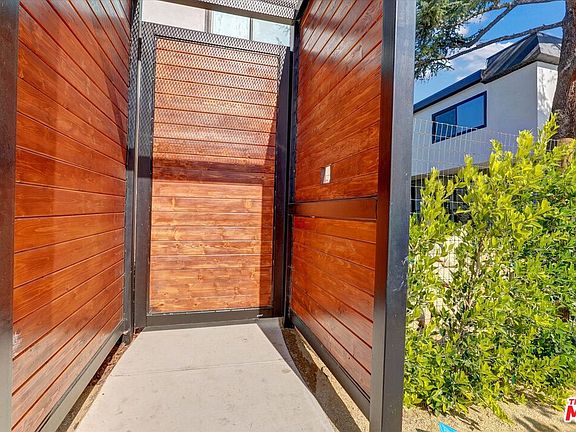 4th image of 5722 Woodman Ave #4