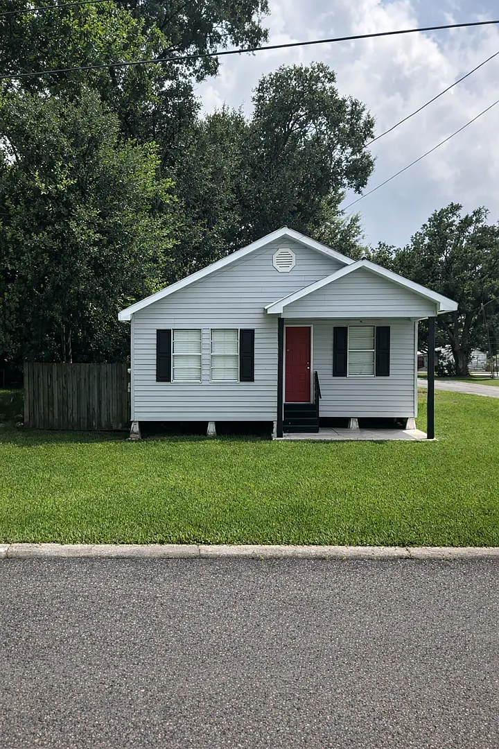3 Bedroom House in Duson — Photo 1