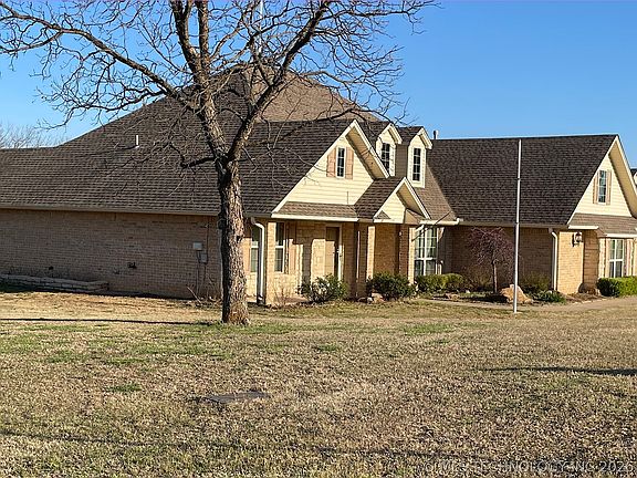 3rd image of 909 Country Club Dr
