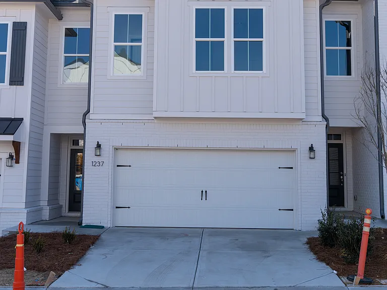 1237 Waterfall Ct — Photo 2