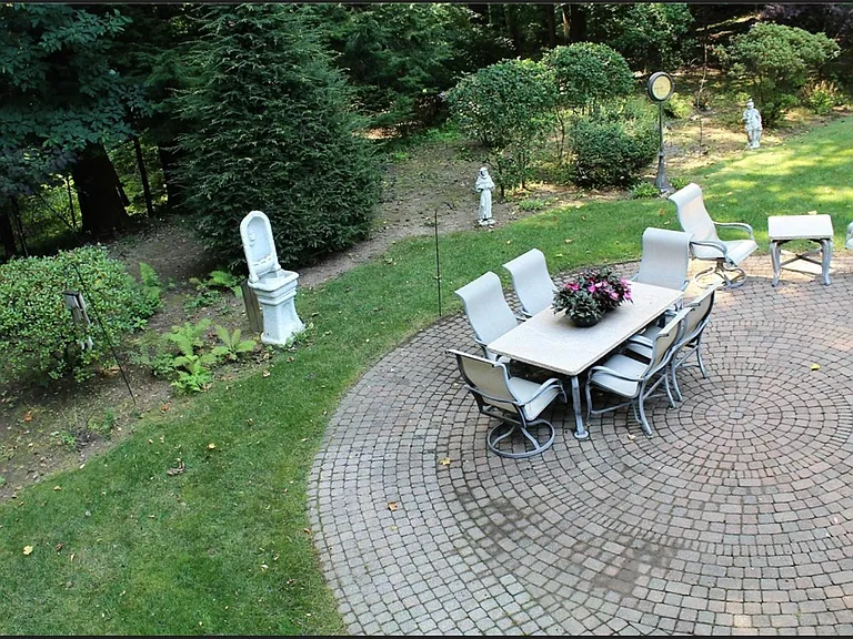 7217 Pine Tree Ct — Photo 38