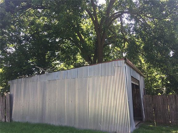 3rd image of 224 W Live Oak St