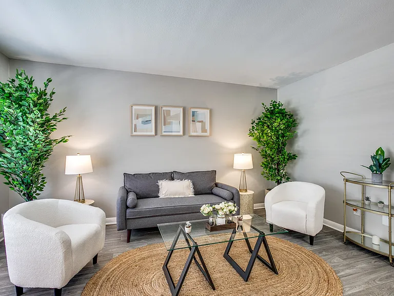 Bellaire Oaks Apartments — Photo 7