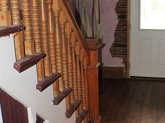 3rd image of 27 Cedar St