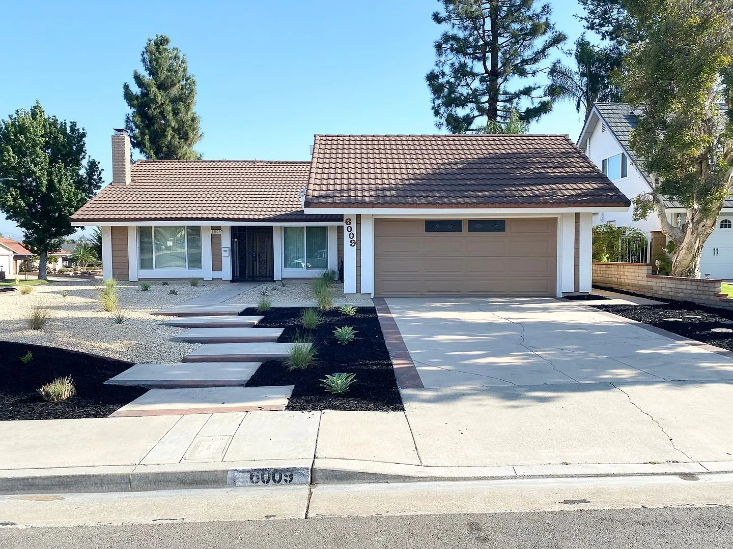 Amazing Pet friendly Anaheim home! — Photo 2