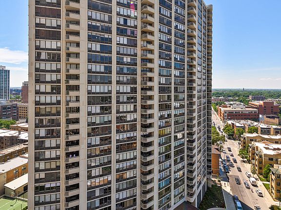 2nd image of 3930 N Pine Grove Ave APT 1513