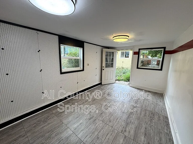 219 E Jefferson St — Photo 25